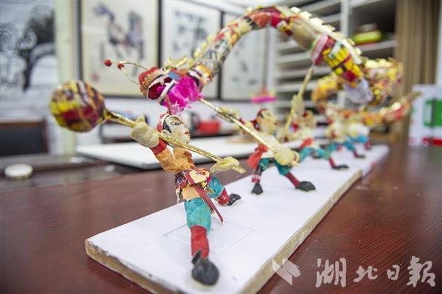 剪紙、貼畫、做燈籠 社區非遺鬧元宵