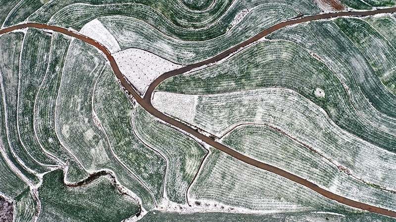 湖北丹江口萬畝梯田春雪飄落