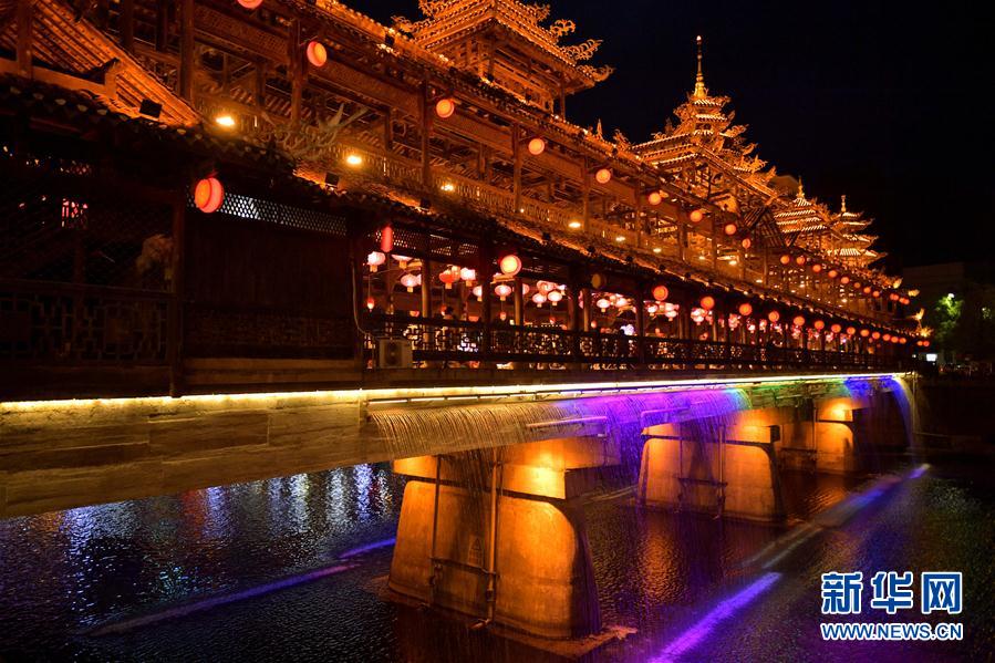 湖北恩施：滿城燈影引客來