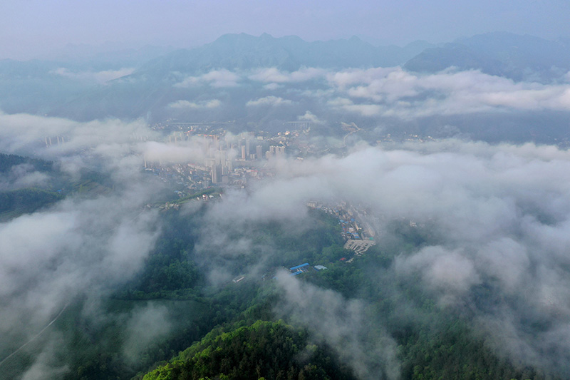 湖北保康：雲霧繞青山 田園入畫來