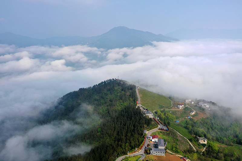 湖北保康：雲霧繞青山 田園入畫來