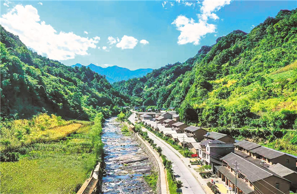 河床與流水“繪”出二十里畫卷  竹溪天然石板畫景觀強勢“吸粉”_fororder_01