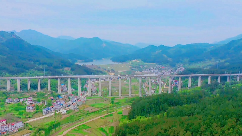 動車穿越大別山 鐵路長廊美如畫