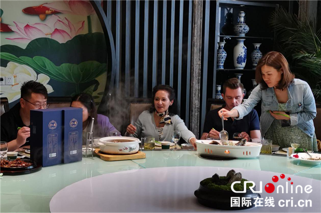 外國網紅解打卡東西湖大自然東方鼎食酒店 向世界展示湖北美食_fororder_圖片6