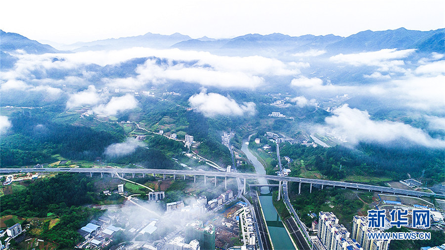 初夏堵河：雲霧繚繞 水清岸綠
