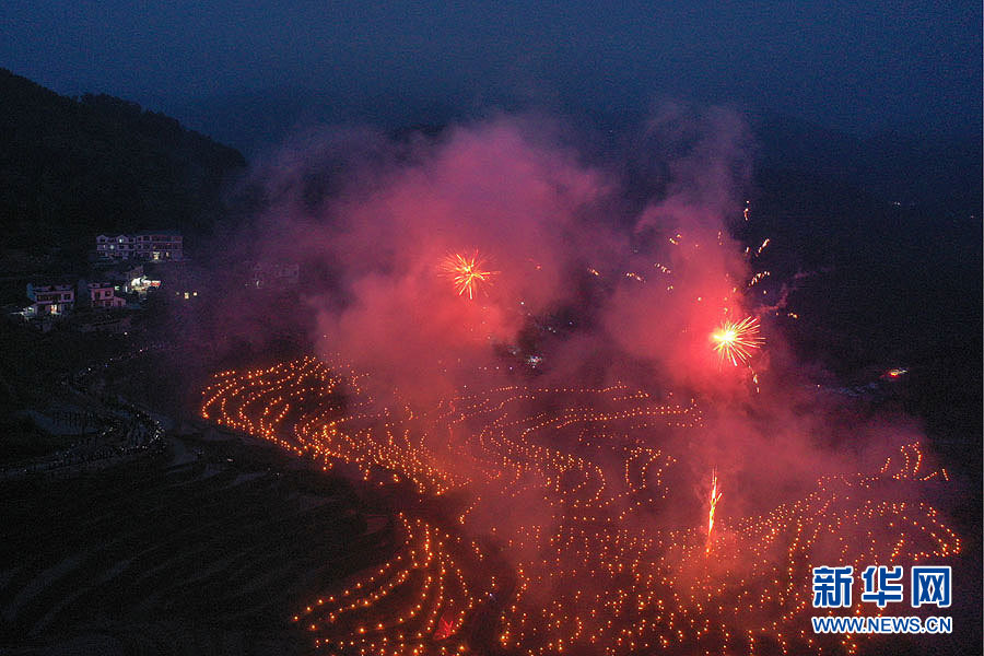 航拍蘄春霧雲山梯田“火把節” 5000支火把照亮梯田壯觀無比