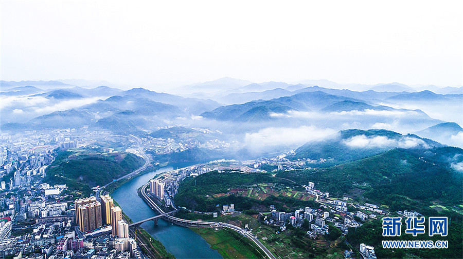 初夏堵河：雲霧繚繞 水清岸綠