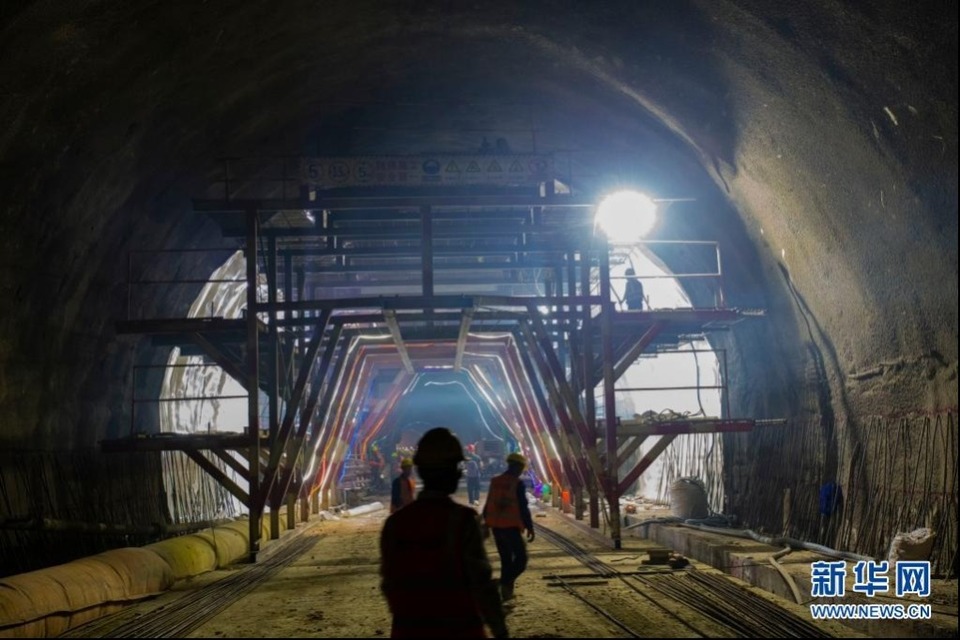 十淅高速公路竹園窩隧道右洞貫通_fororder_1