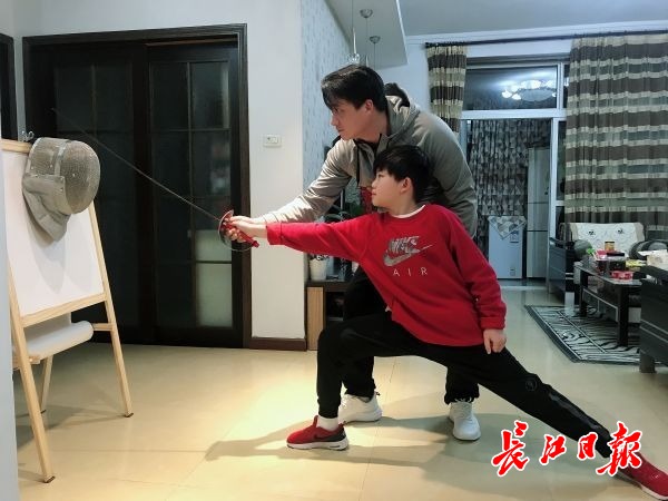 父子“客廳論劍”收穫健康快樂