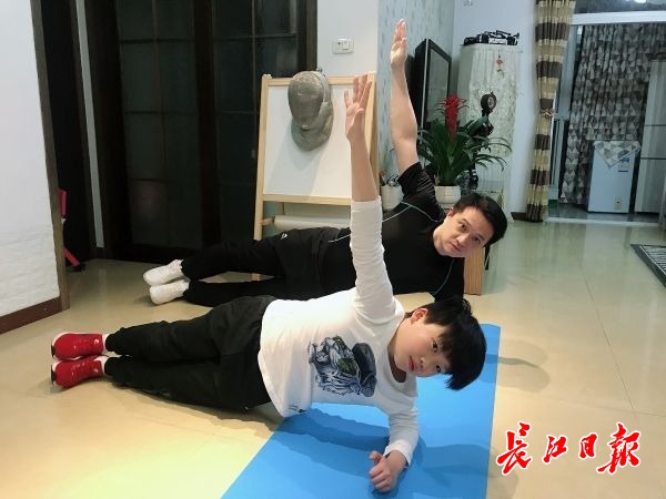 父子“客廳論劍”收穫健康快樂