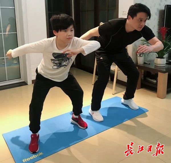 父子“客廳論劍”收穫健康快樂