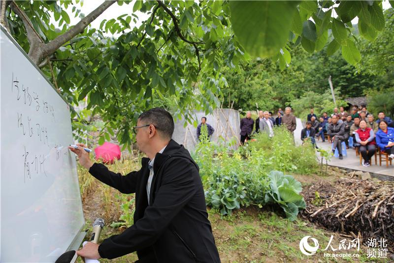 湖北秭歸：技術培訓會開到果園裏為果農解技術難題