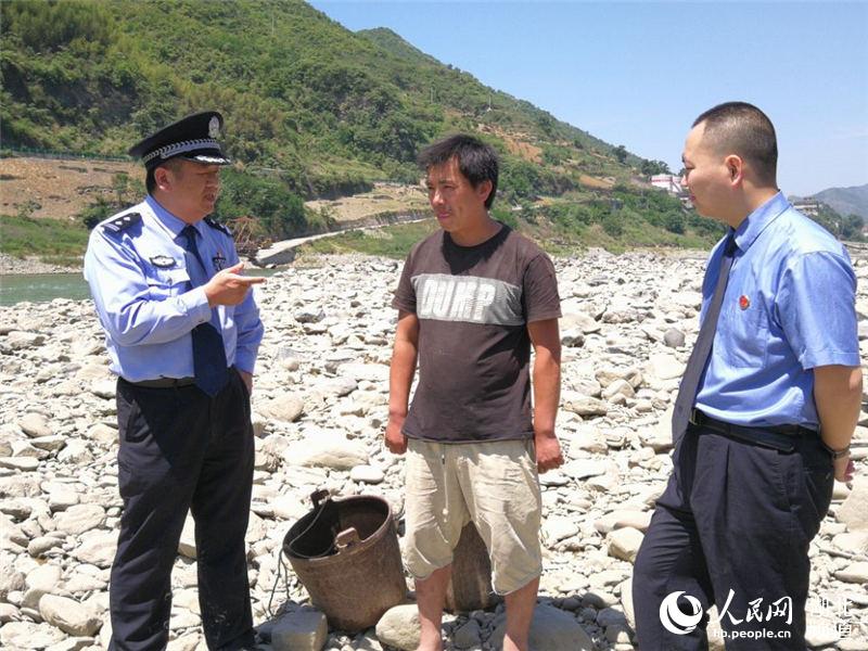 湖北鄖西放流魚苗8萬尾 修復漢江生態環境