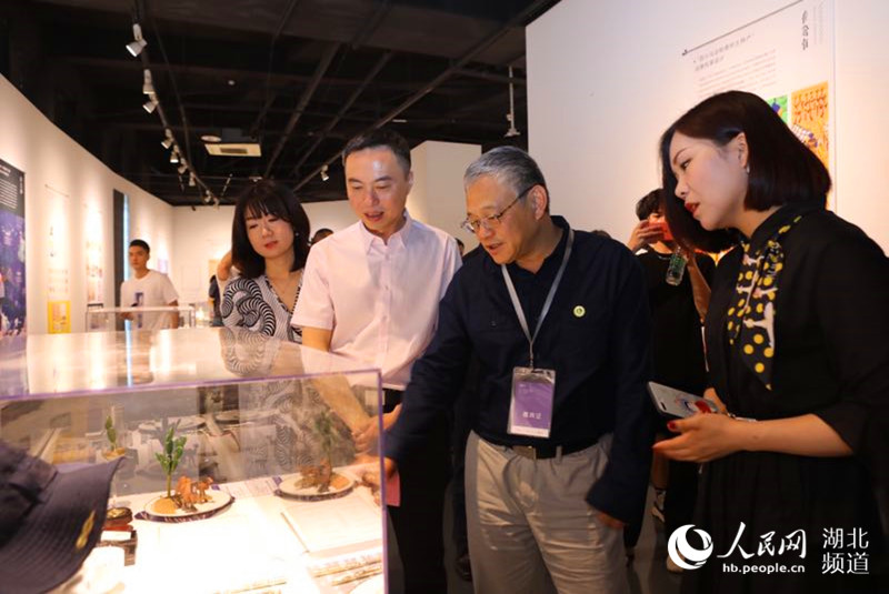 武漢五所高校畢業生設計作品聯合展出 以藝術之美傳遞公益精神