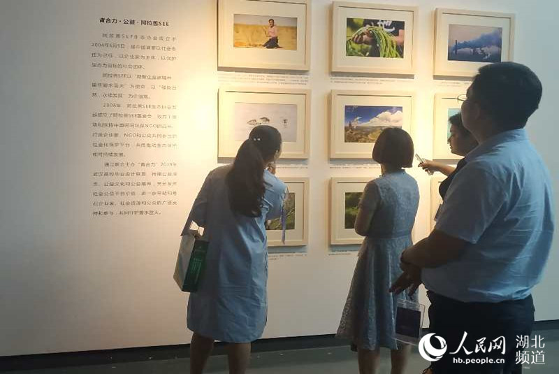 武漢五所高校畢業生設計作品聯合展出 以藝術之美傳遞公益精神