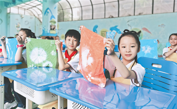 扎染藝術進校園 民族文化在孩子們手中綻放異彩_fororder_01