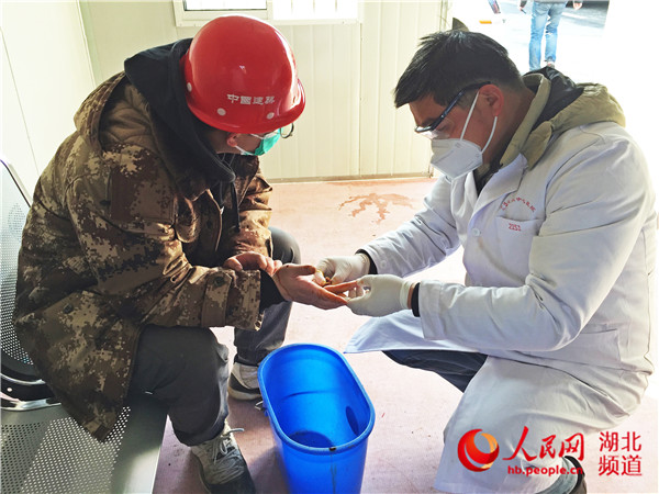 “兩山”工地白衣戰士姐弟：默默守護工友健康安全
