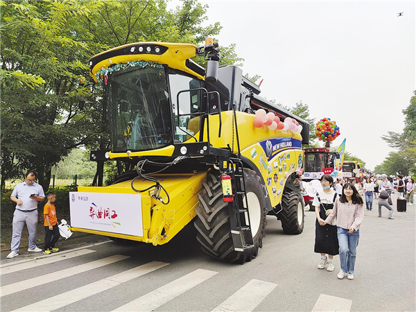 15輛機車組成“鋼鐵長龍” 華中農大畢業巡遊燃爆校園_fororder_01