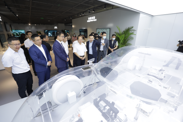 華為智慧網聯汽車創新中心揭牌 打造萬億級汽車産業集群_fororder_WPS圖片-修改尺寸(1)