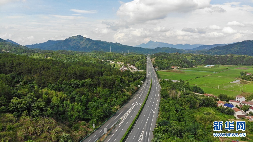 沿著高速看中國丨穿越大別山的致富路