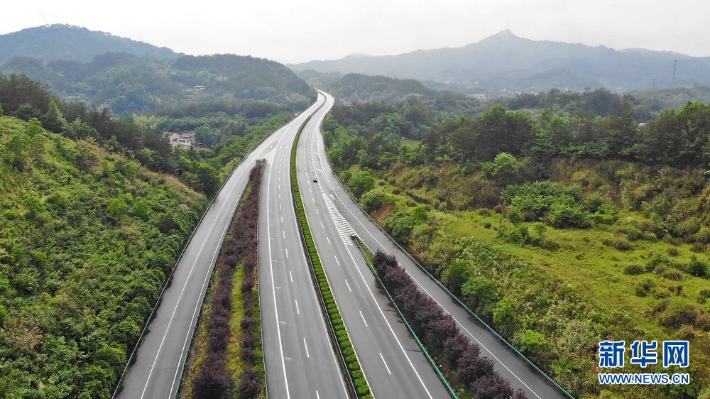 沿著高速看中國丨穿越大別山的致富路