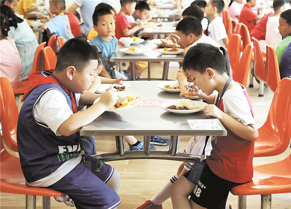 宜昌在全市中小學推廣點軍區經驗  “中央廚房+微廚房”讓學生吃飽吃好_fororder_01
