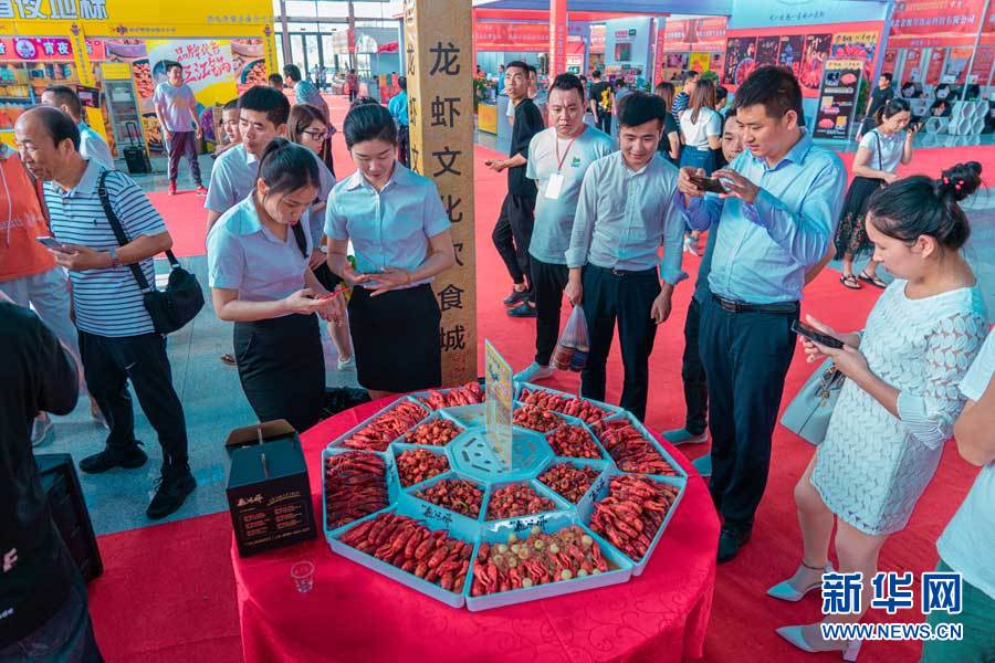 潛江：龍蝦節展館美食多 八方遊客飽口福