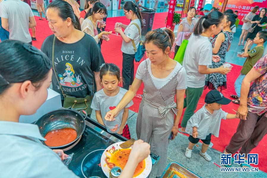 潛江：龍蝦節展館美食多 八方遊客飽口福