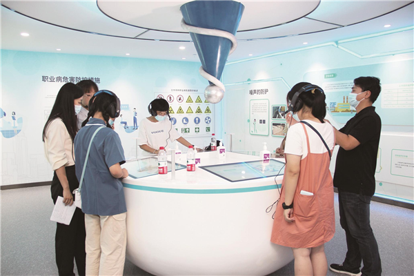 開學第一課：大一新生走進武漢職業健康體驗館_fororder_01
