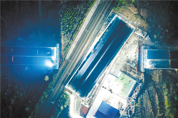 62分鐘！湖北省首座跨高鐵轉體橋完美“轉身”_fororder_01