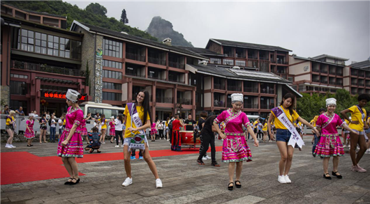 【湖北】【客戶稿件】感知恩施之美 國際旅遊小姐走進恩施大峽谷