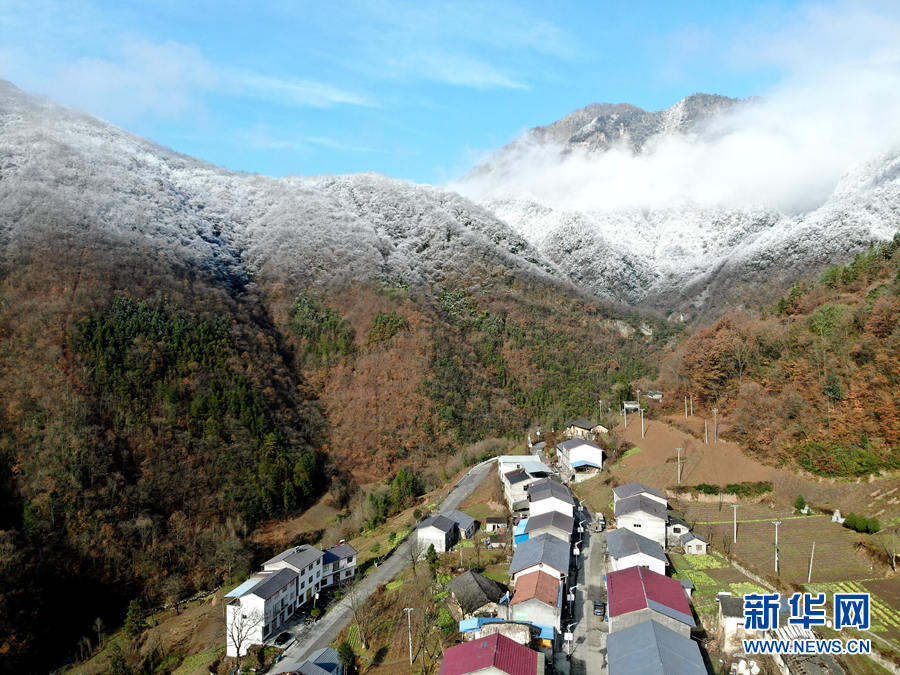 湖北十堰：雪後十八里長峽 半山皚皚半山紅