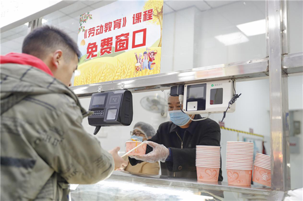 自己種菜自己吃 武漢商學院勞動教育“成果”邀師生品嘗_fororder_圖片1