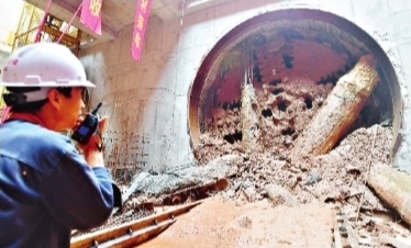 武漢首條跨市地鐵首段隧道貫通 地鐵11號線直達鄂州葛店