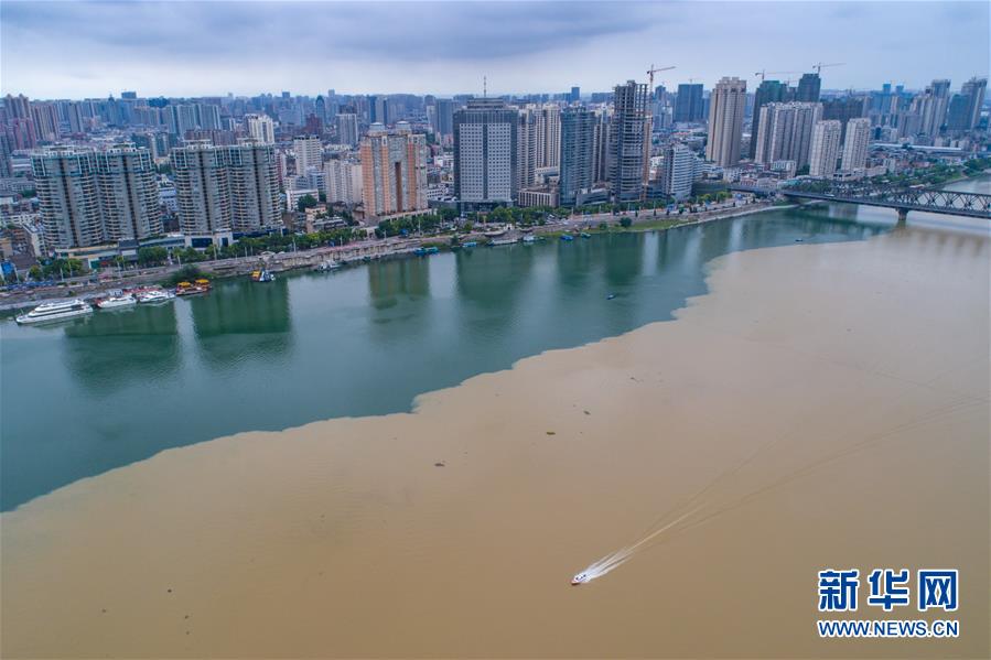 湖北襄陽：雨後漢江“涇渭分明”