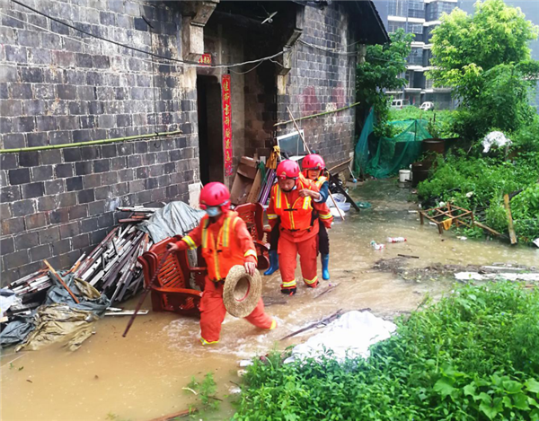 【B】鄂州普降暴雨 消防緊急轉移被困群眾
