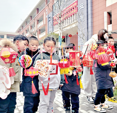 與冰墩墩共度元宵　唱響《鏗鏘玫瑰》築夢啟航 武漢各中小學特色活動迎接孩子們返校開學_fororder_02
