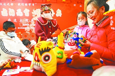“冰墩墩”出糖畫版啦！孩子們輕鬆實現“一人一墩”