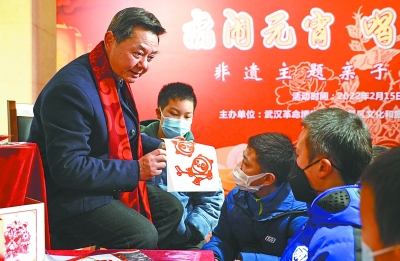 “冰墩墩”出糖畫版啦！孩子們輕鬆實現“一人一墩”