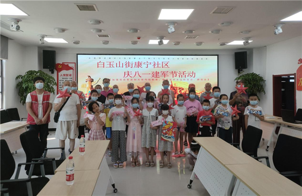 武漢青山：青少年與老兵喜迎“八一”_fororder_圖片1