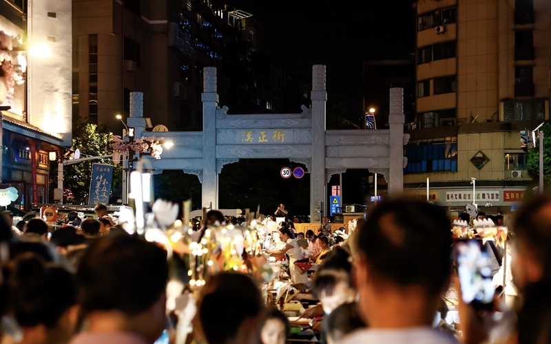 武漢：“不夜漢正街”車尾市集人氣爆棚