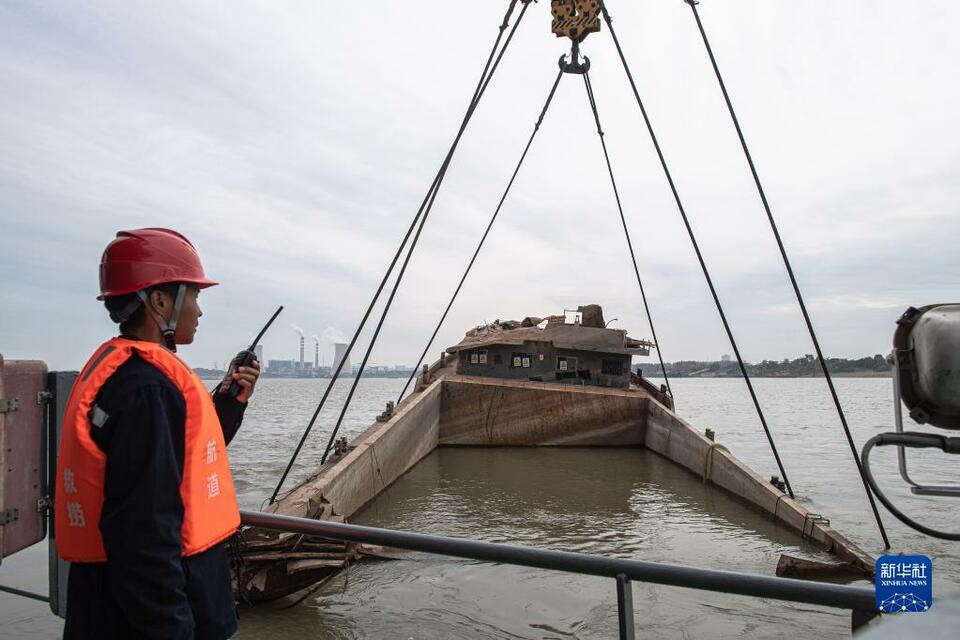 長江幹線礙航歷史沉船應急搶險打撈工作首次實施