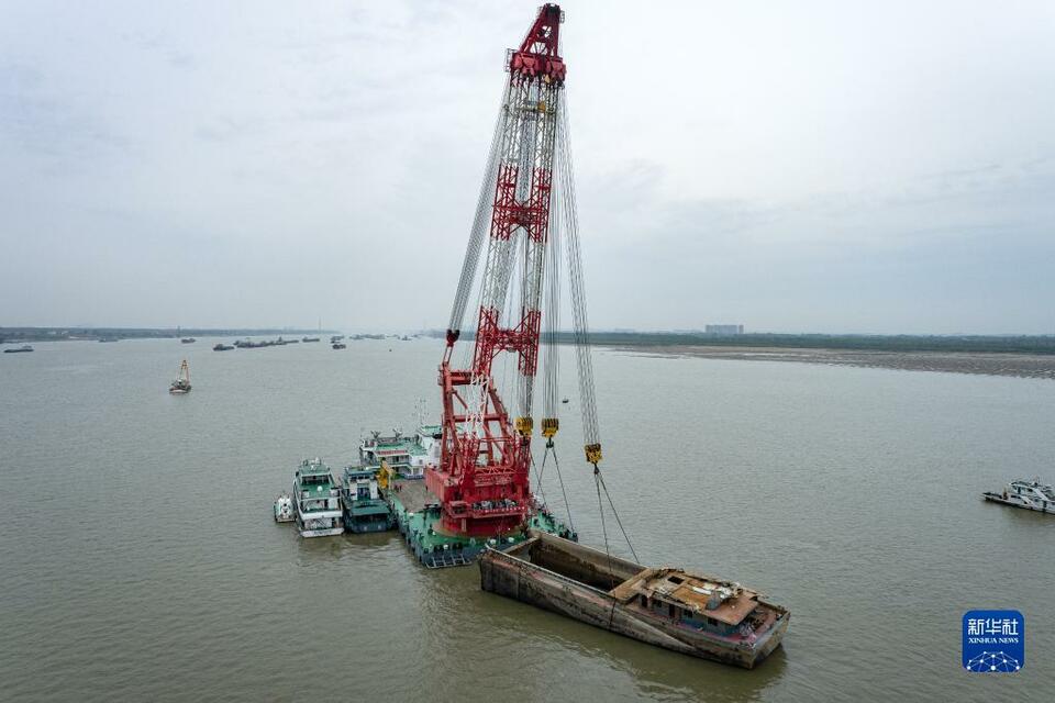 長江幹線礙航歷史沉船應急搶險打撈工作首次實施