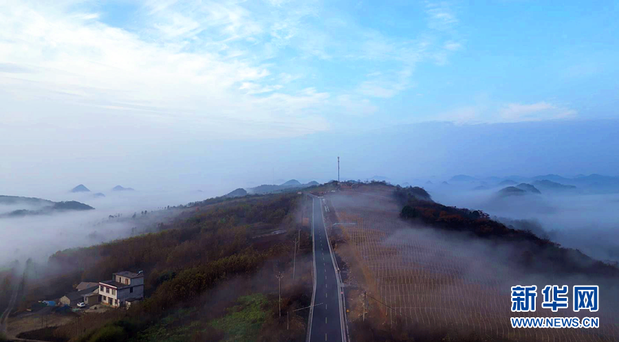 湖北鶴峰：“雲中公路”串起高山好風光