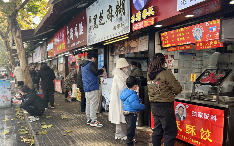武漢街頭“煙火氣”漸升騰