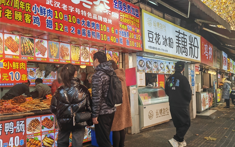 武漢街頭“煙火氣”漸升騰