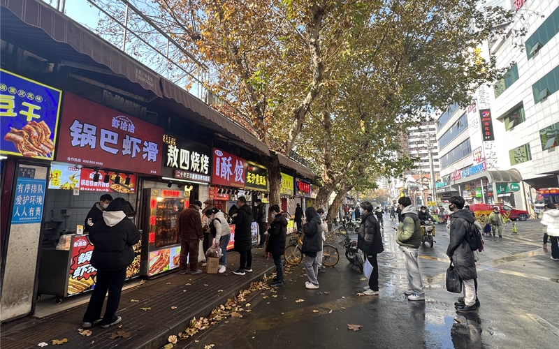 武漢街頭“煙火氣”漸升騰