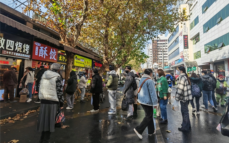 武漢街頭“煙火氣”漸升騰