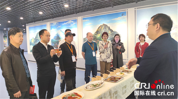 “一條鰱魚”烹出3.2億産值 “地道荊楚味”尋訪團“剖魚”品鮮_fororder_圖片8
