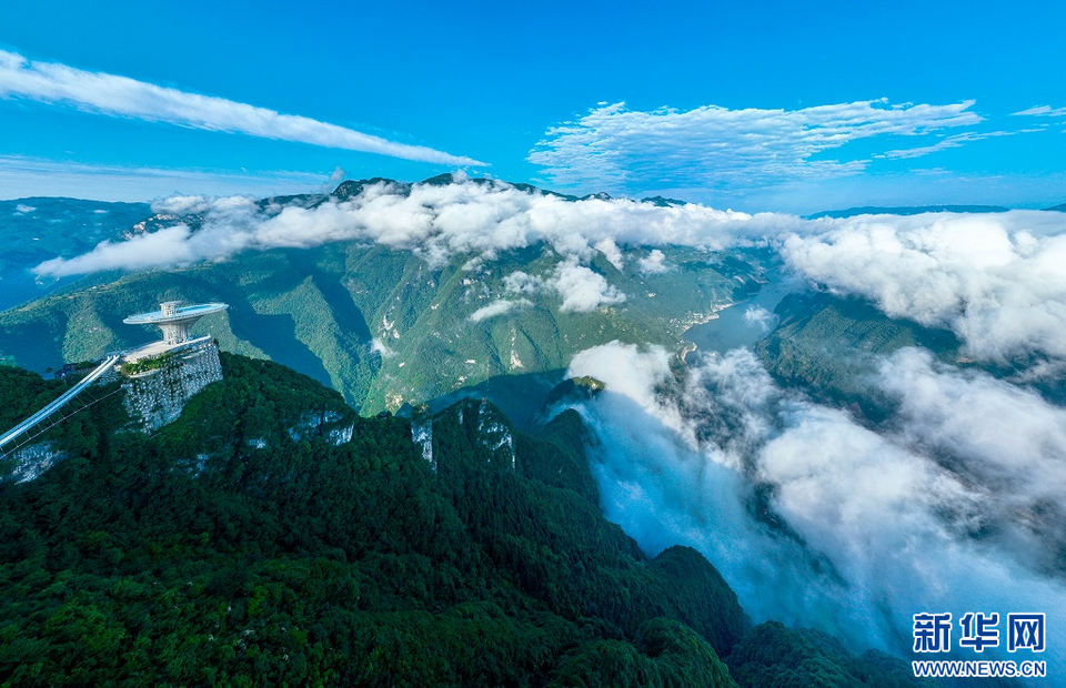 湖北巴東：雲霧繚繞巫峽口